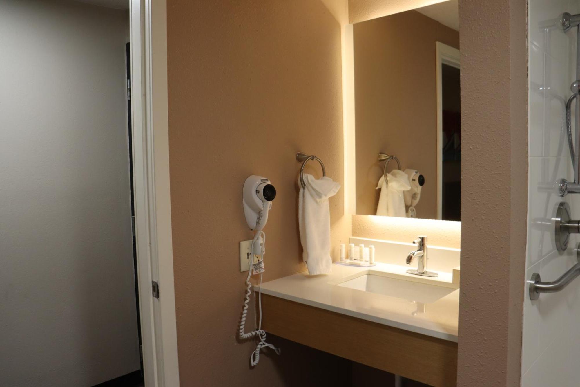 לנסינג Clarion Hotel מראה חיצוני תמונה